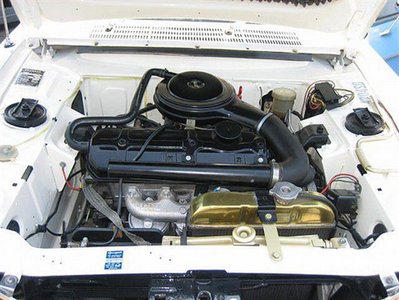 peugeot 204 moottori (Small).jpg