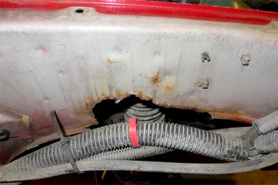 Oikean etulokasuojan ruostevaurio.JPG