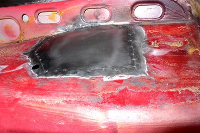 Oikean takalokasuojan ruostereikä heftattu umpeen.JPG