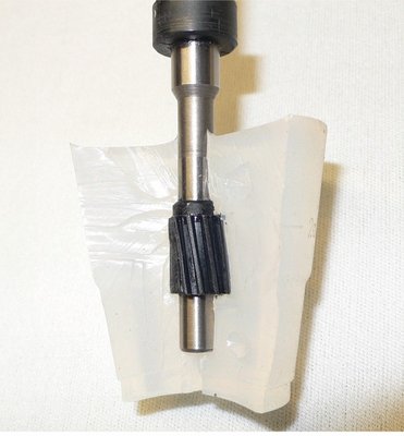 BX GTI Nopeumittarin vaijerin jakolaatikossa oleva pyöritys hammasryöräakselin hammastuksen valua varten muotti 2.jpg